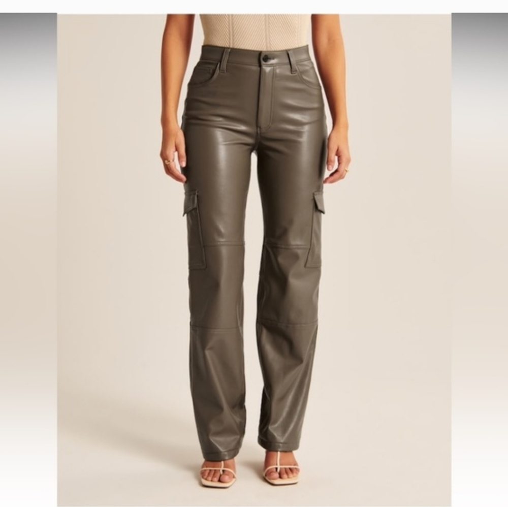 Abercrombie & Fitch 90s Relaxed High Rise Vegan Leather Cargo Pants size 29